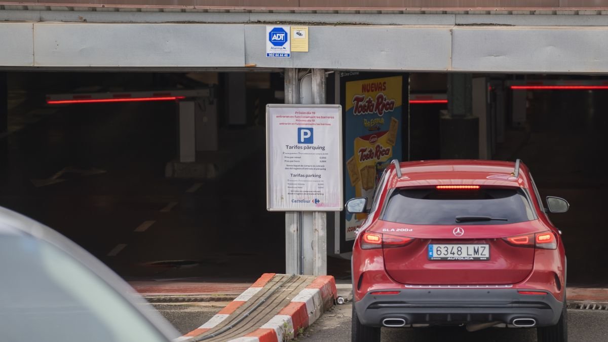 Fotografia de l'entrada del pàrquing del Carrefour de Reus, de pagament des d’aquest dilluns 19 de gener.