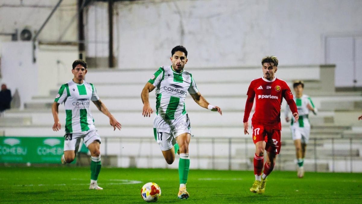 El jugador del Nàstic Pau Martínez perseguint a l'extrem de l'Atlético Sanluqueño Rodri Val.