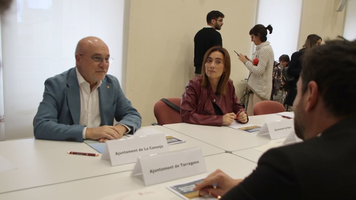 Imatge de l’alcalde de la Canonja, Roc Muñoz, mirant l’alcalde de Tarragona, Rubén Viñuales.