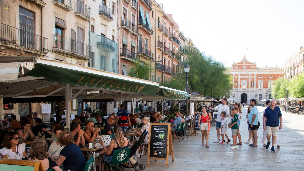 Imatge d'arxiu de diverses terrasses d'establiments de la Plaça de la Font durant un dia d'estiu.