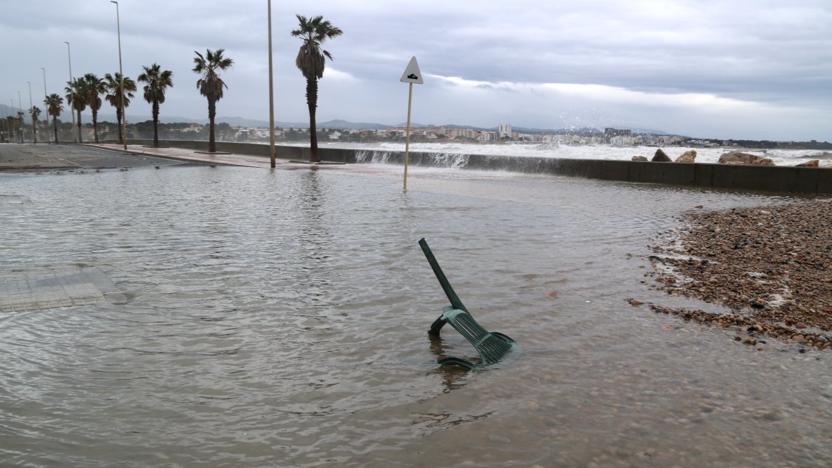 Inundaciones en el paseo del Arenal de l'Ampolla por el fuerte oleaje del temporal.