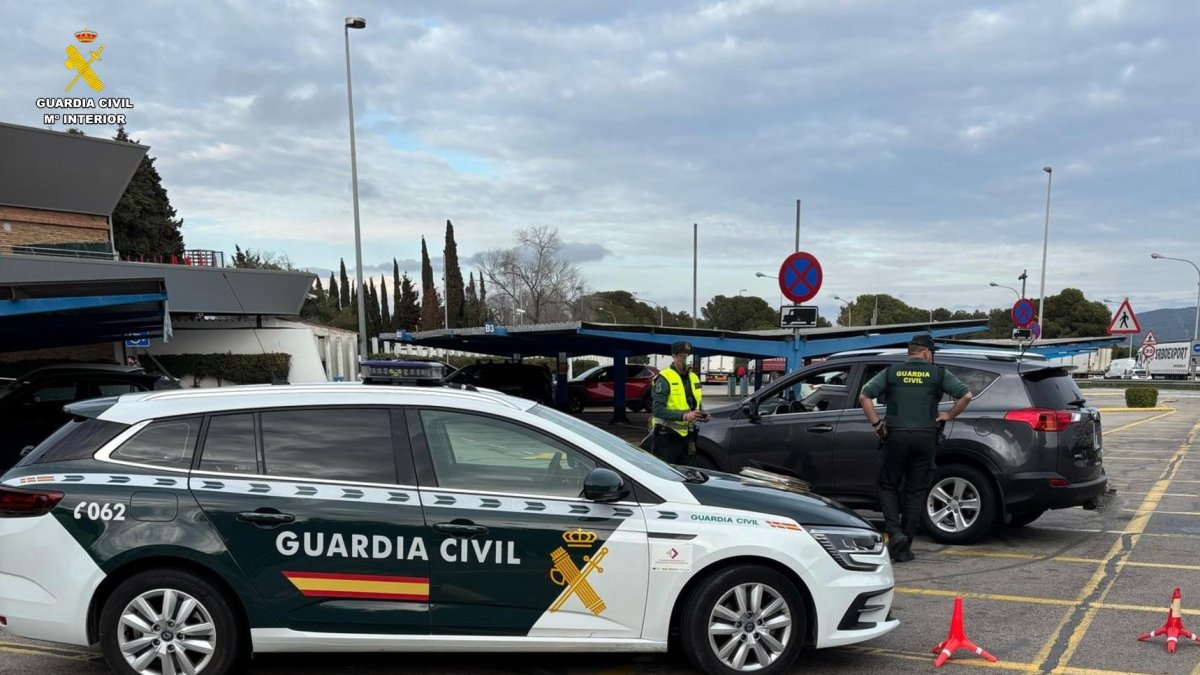 La víctima viajaba en el interior del vehículo del detenido.