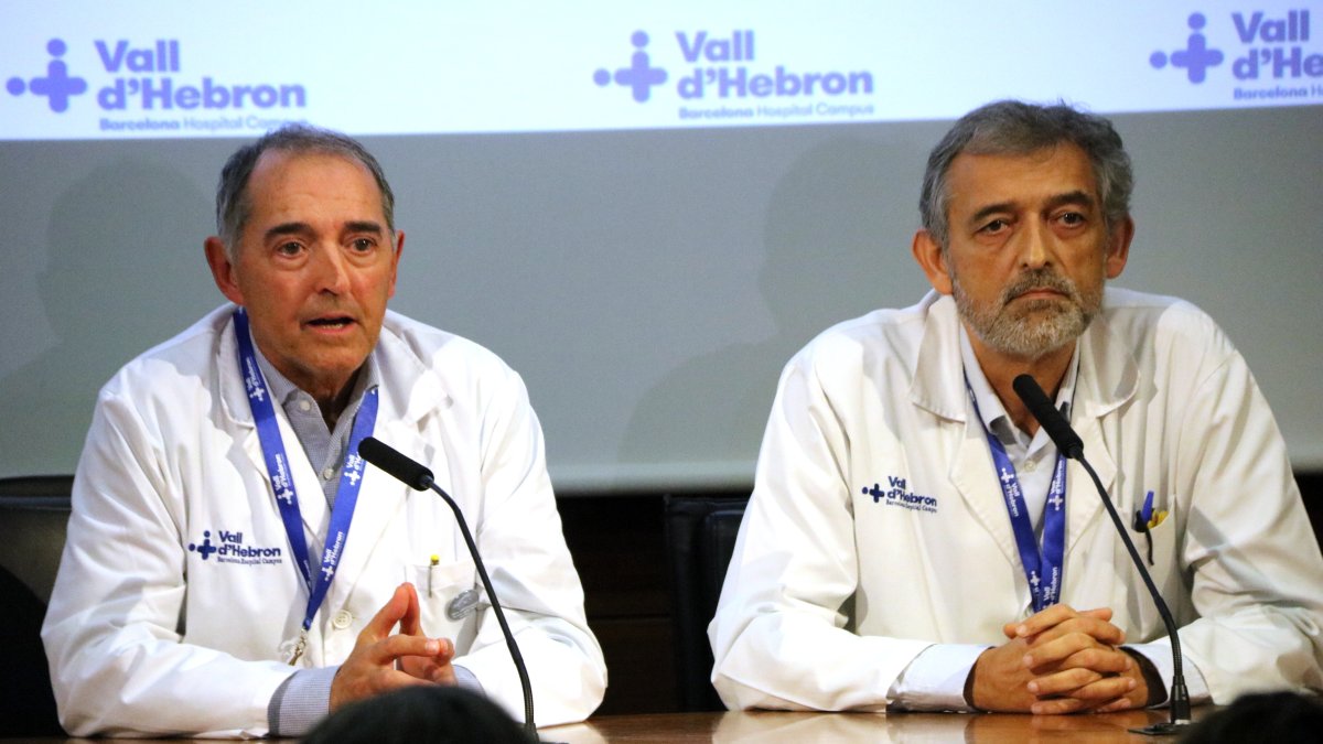 El director gerente del Hospital Vall d'Hebron, Albert Salazar, y el director clínico del Servicio de Diagnóstico por la Imagen, Manel Escobar