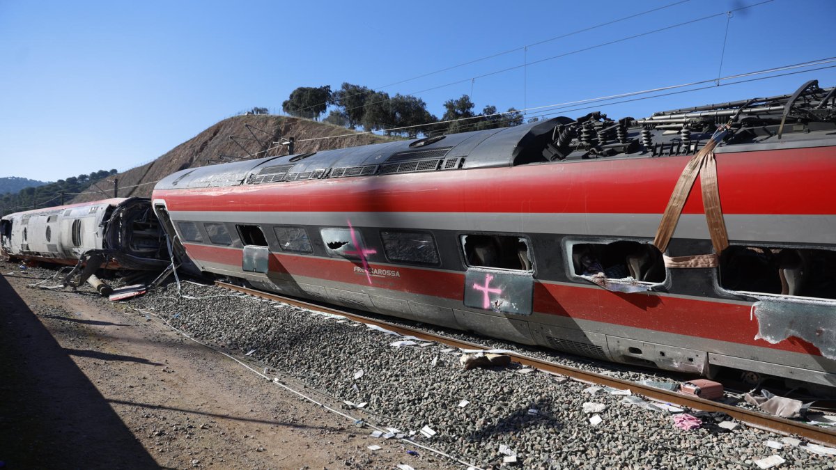 Vagons dels trens Iryio i Alvia sinistrats en l’accident ferroviari ocorregut diumenge passat.