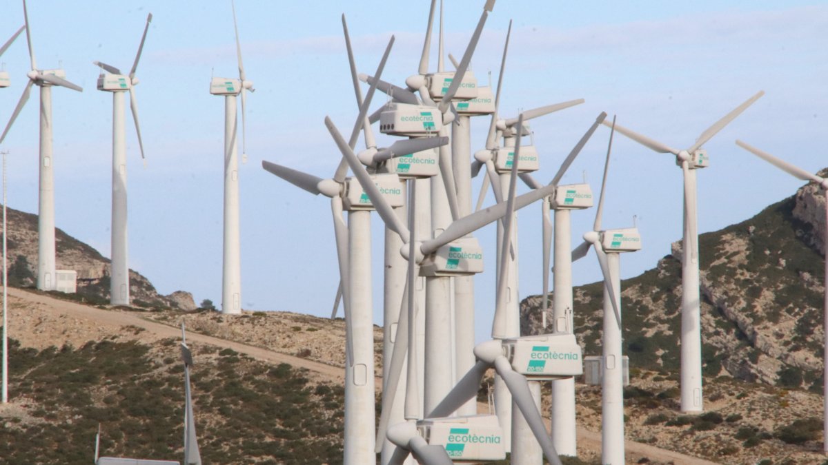 Imatge del Parc Eòlic del Baix Ebre, amb els molins que s'eliminaran