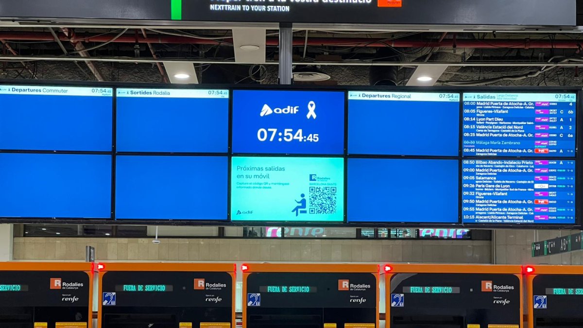 Imatge de les pantalles de Sants sense trens.