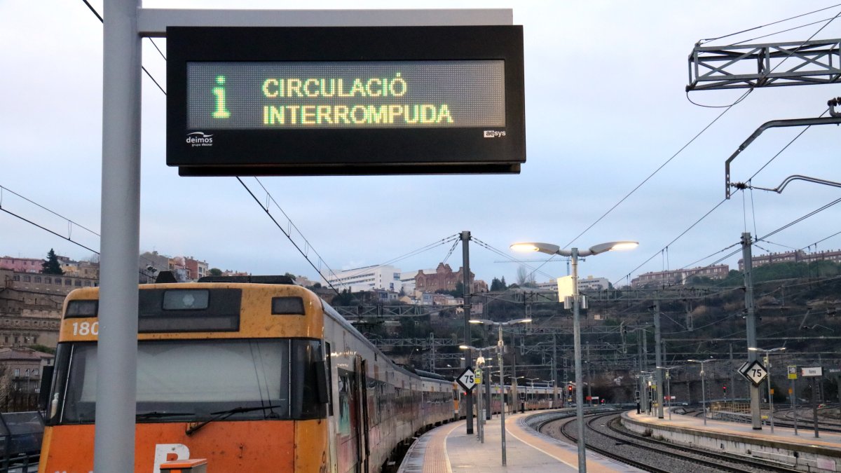L'estació de tren de Manresa, amb el cartell de circulació interrompuda