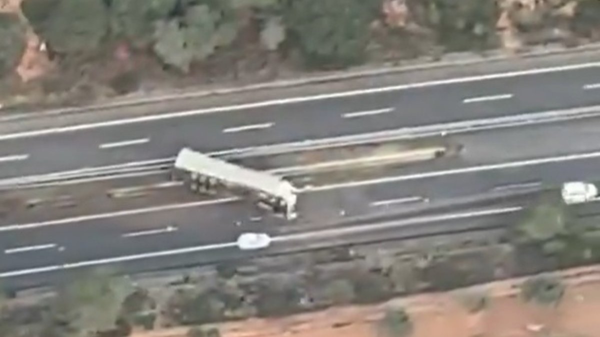 Camión volcado en la AP-7 en l'Ampolla.