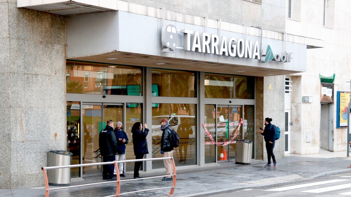 Imatge de l'accés a l'estació de tren de Tarragona aquest dimecres al matí.