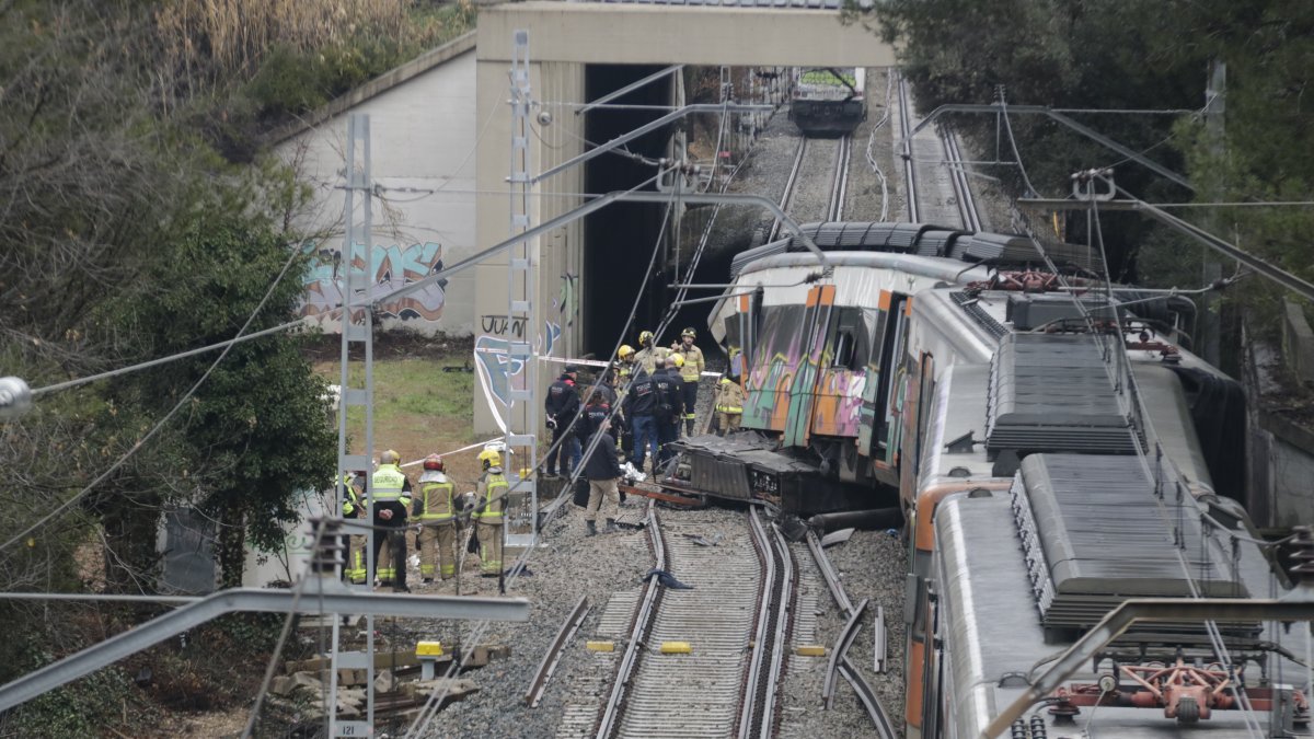 Serveis d'emergències a les vies, al costat del tren accidentat a Gelida.