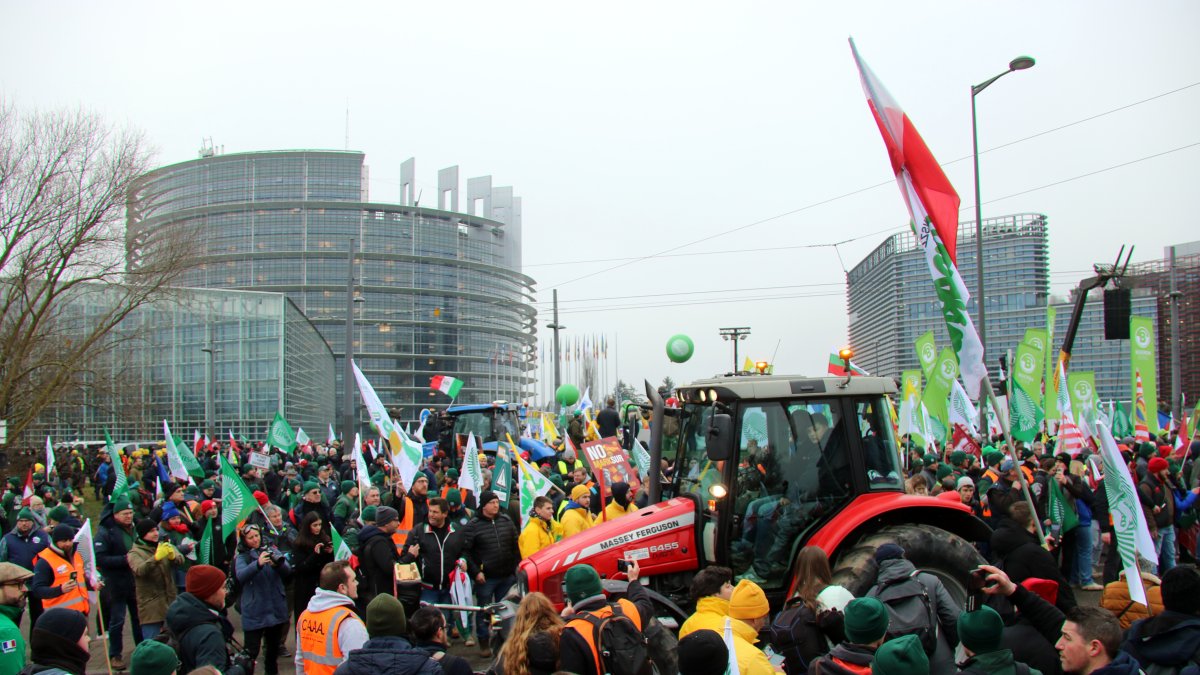 Desenes de tractors i agricultors protesten contra el Mercosur