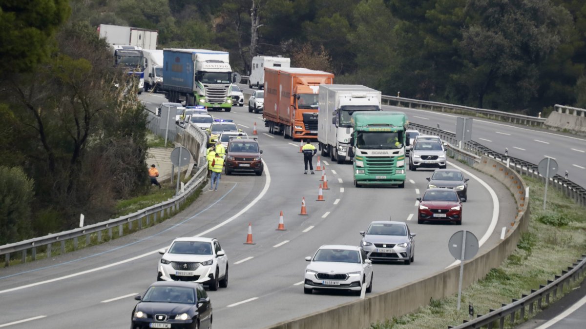 Un carril cortado en la AP-7 en Gelida por la caída del muro de contención que provocó el accidente de tren.