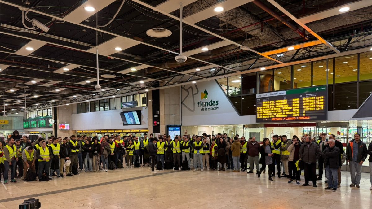 Els treballadors de Renfe fan un minut de silenci al vestíbul de l'estació de Sants