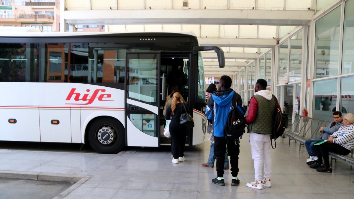 Passatgers pujant a un autobús a l'estació de la Hife de Tortosa