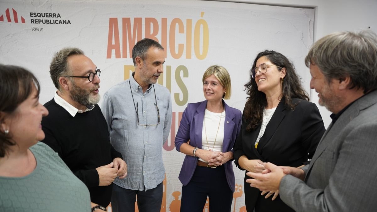 Imagen de archivo de los concejales de Esquerra y el presidente local. Salen Recasens (segundo por la izquierda) y Berasategui (segunda por la derecha).