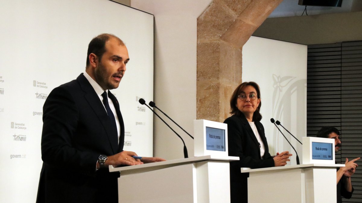 Los consellers Albert Dalmau y Sílvia Paneque en rueda de prensa tras la segunda reunión del comité técnico.