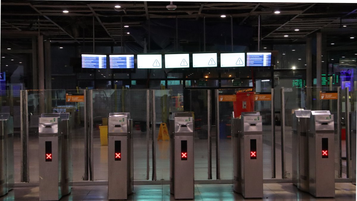 Torniquets a l'estació de Sants de Barcelona per accedir a les vies de tren de Rodalies, tancats per la suspensió del servei l'endemà de l'accident ferroviari mortal a Gelida.
