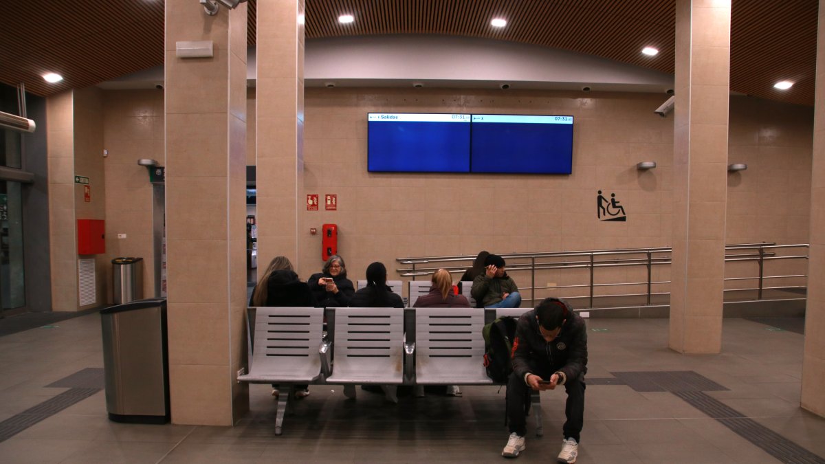 Usuaris esperant al vestíbul de l'estació de Tarragona en el segon dia del tall ferroviari a primera hora del matí.