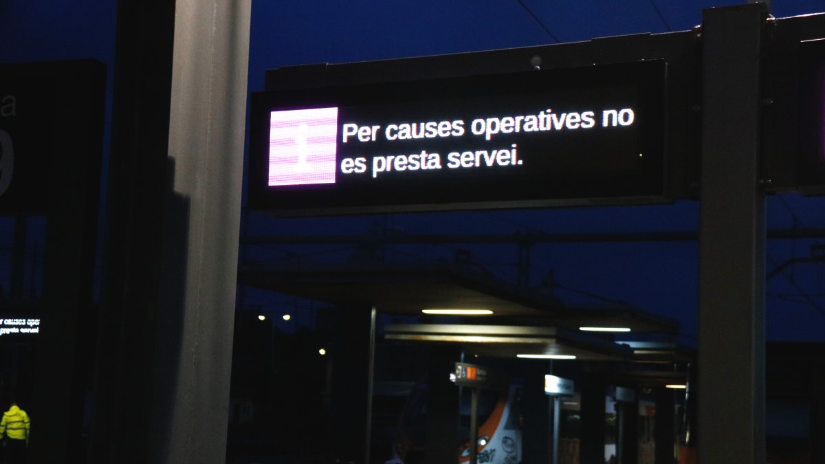 Un cartell informa que Rodalies no presta serveis a l'estació de Sant Vicenç de Calders aquest dijous a primera hora