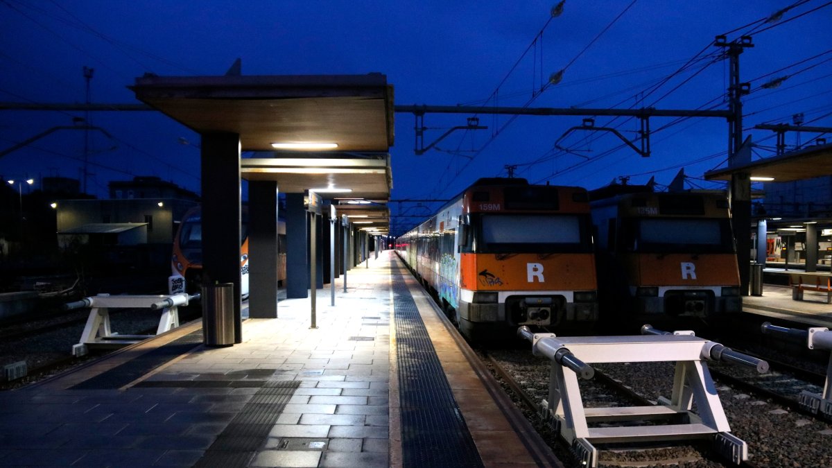 Diversos trens aturats a Sant Vicenç de Calders aquest dijous a primera hora.