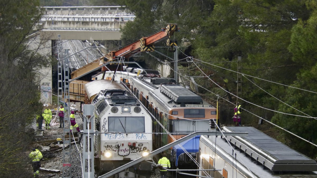 Grua ferroviària situada en paral·lel al tren accidentat.