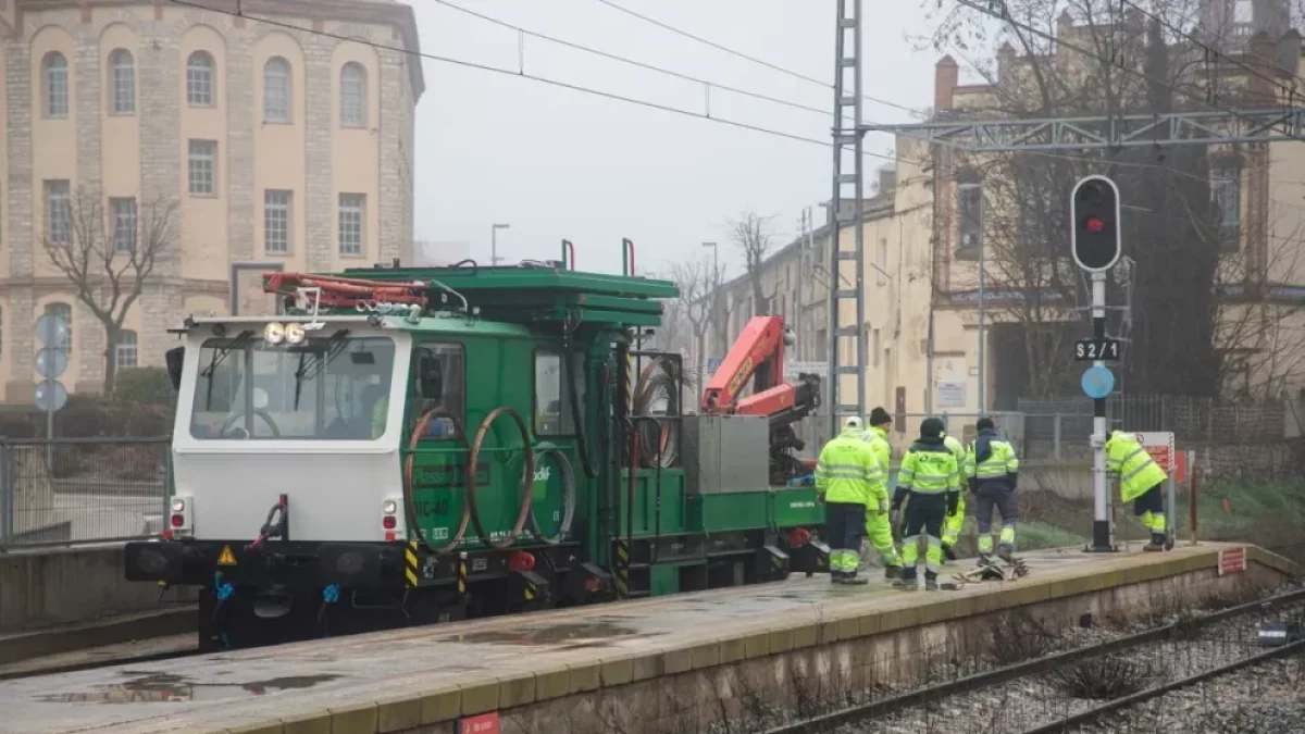 La màquina que va xocar amb la roca, estacionada després de l’accident a l’estació de Cervera.