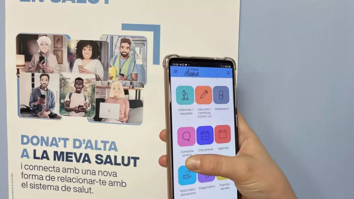 Una usuària consulta La Meva Salut a través del telèfon mòbil
