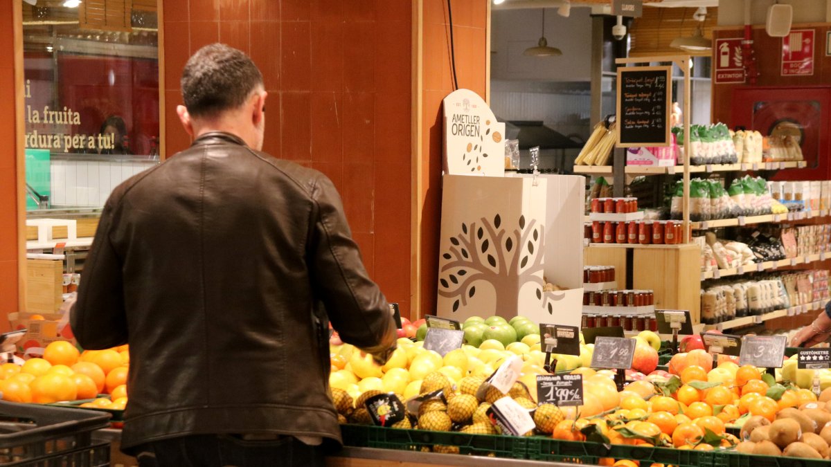 Un client comprant en una botiga d'Ametller Origen