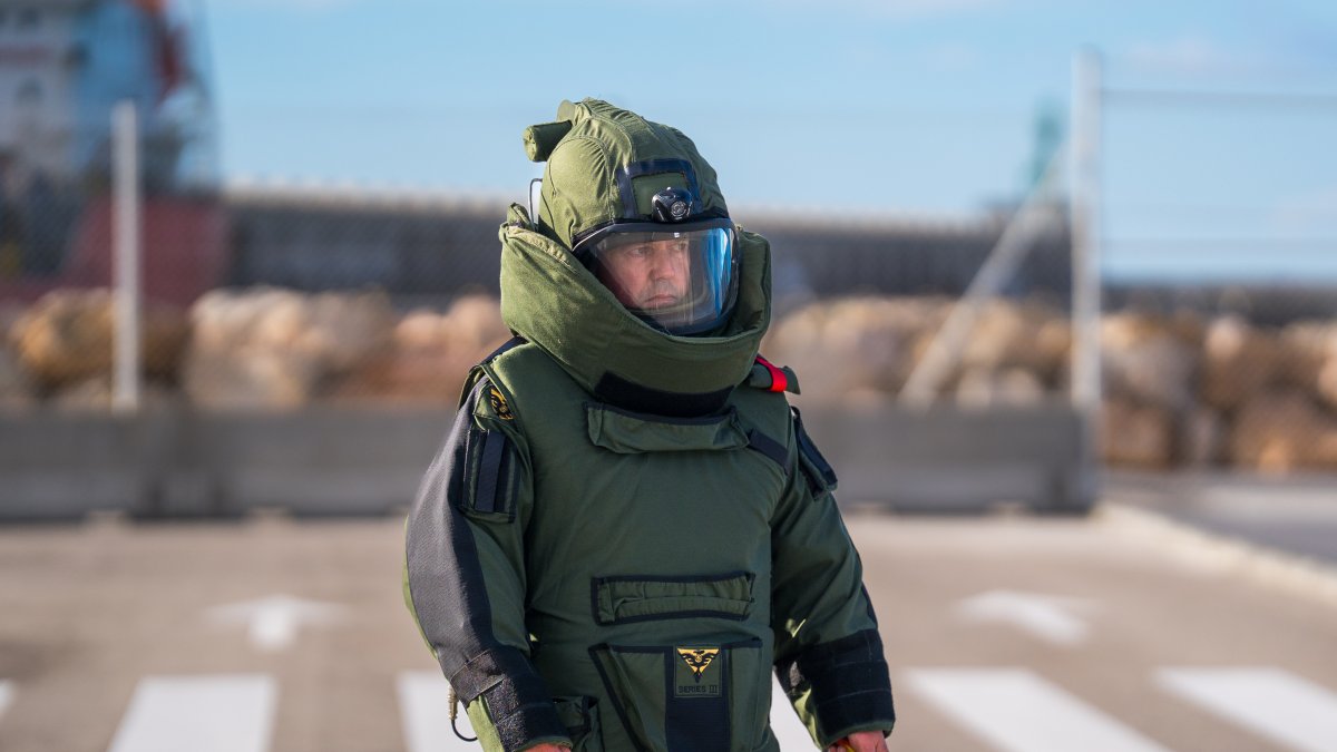 La unitat dels TEDAX de la Guàrdia Civil s'ha encarregat de retirar l'artefacte explosiu durant el simulacre que s'ha realitzat al Port de Tarragona.