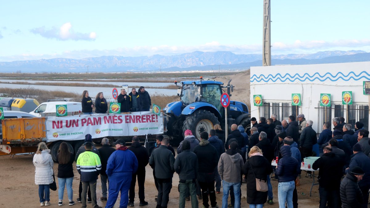 Concentració d'Unió de Pagesos a la platja de la Marquesa de Deltebre