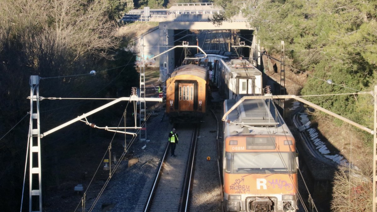 Els tres vagons de l'accident de dimarts i que han quedat a la via