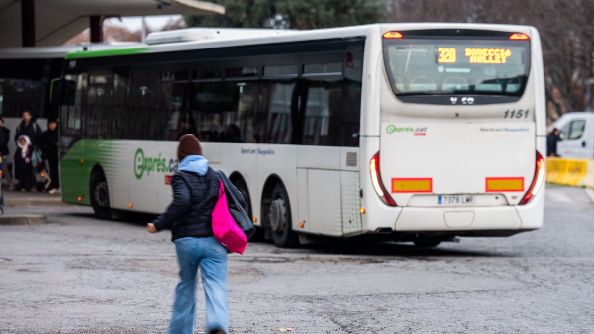 Una usuaria recorre a buscar un autobús en la estación Fabra i Puig