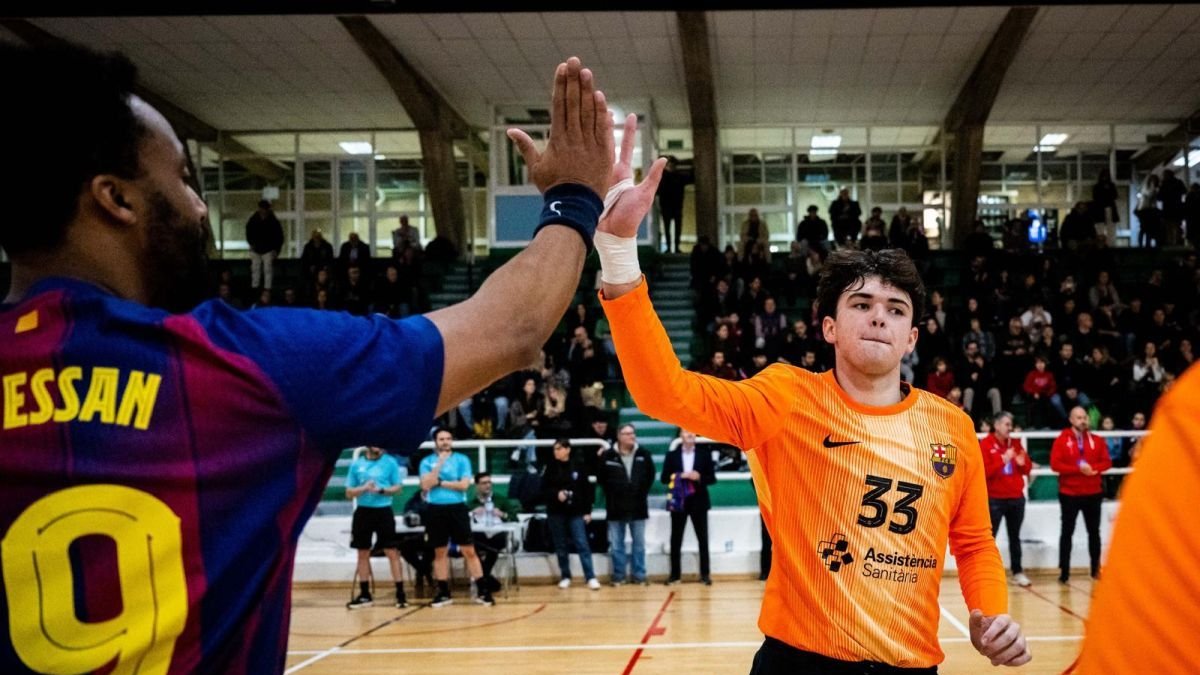 A la derecha, el reusense Albert Quesada chocante de manos con el jugador del primer equipo N'Guessan.