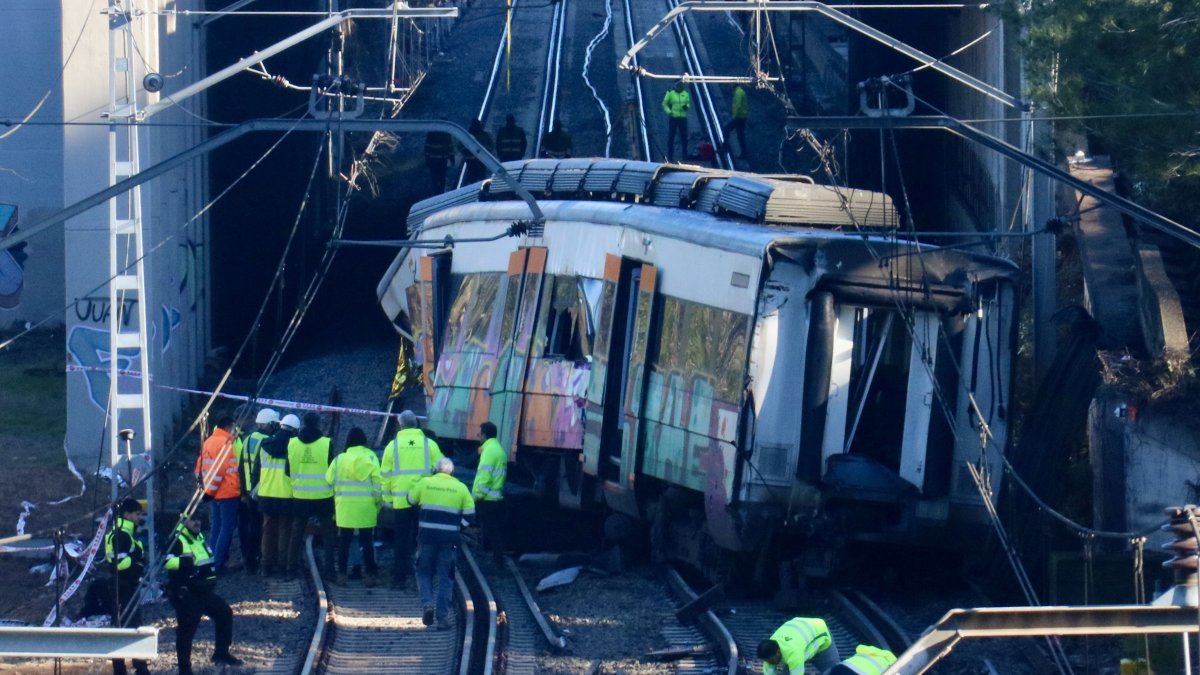 Personal de Renfe, al lado de la locomotora accidentada en Gelida.