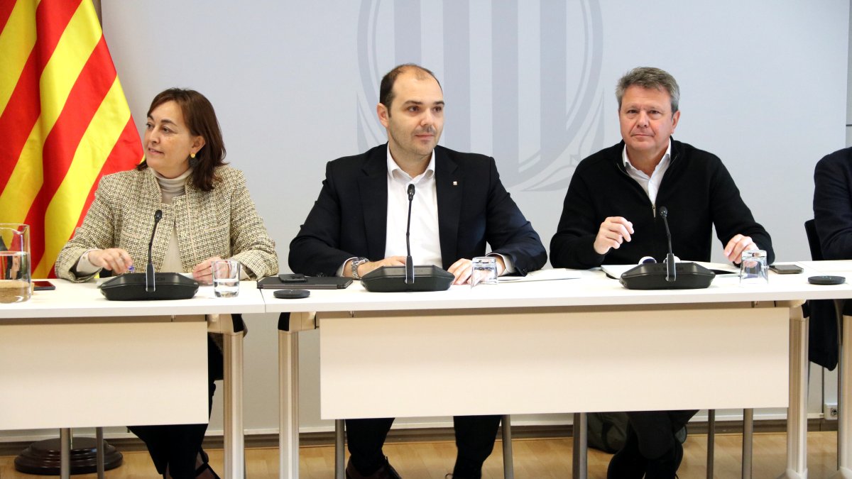 La consellera de Territori, Sílvia Paneque, el conseller de la Presidència, Albert Dalmau, i el secretari d'Estat de Transports, José Antonio Sentano, en la ruenió de seguiment.