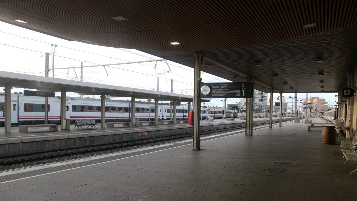 Aspecte de l'andana sense activitat de l'estació de trens de Tarragona, aquest diumenge