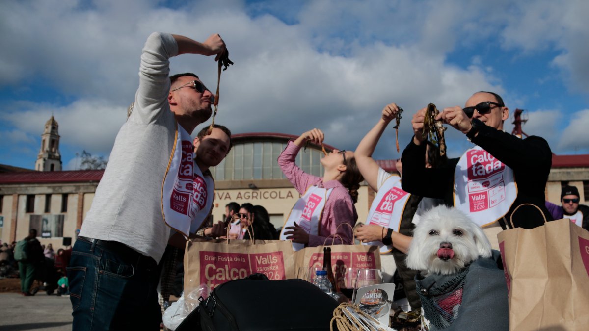 Un grup d'ucrainesos residents a Alacant mengen calçots per primer cop a la Gran Festa de la Calçotada de Valls