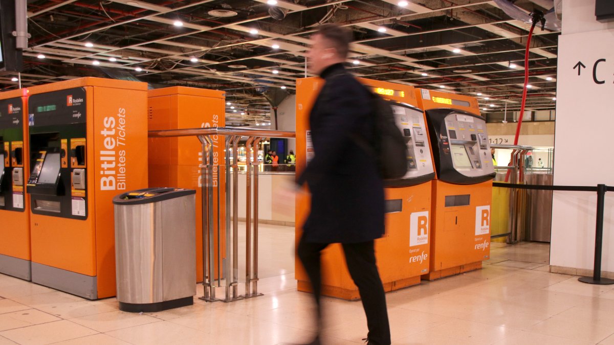 Un usuario marchándose de la estación de Sants, después de las constantes suspensiones y reanudaciones de la circulación de trenes.