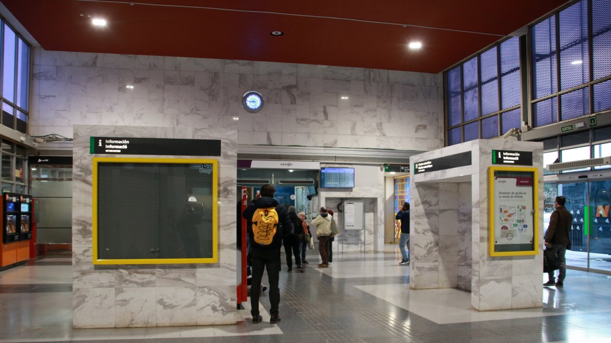 Usuarios esperando en el vestíbulo de la estación de trenes de Reus en una nueva jornada de caos ferroviario.