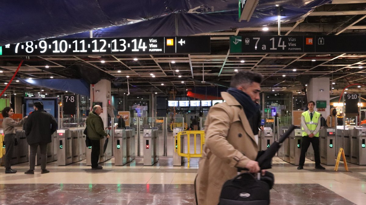 Un viatger a l'estació de Sants de Barcelona dimarts a primera hora del matí, després d'una setmana de crisi ferroviària.