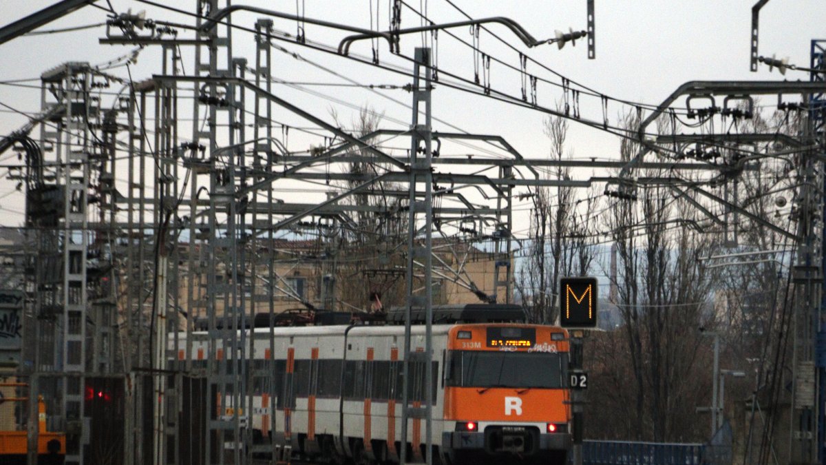 Un tren de Rodalies surt de l'estació de Lleida-Pirineus.