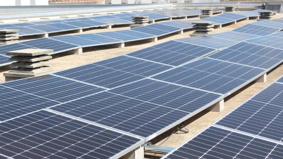 El Hospital Joan XXIII despliega 474 placas solares por cubrir hasta un 20% de la energía que consume