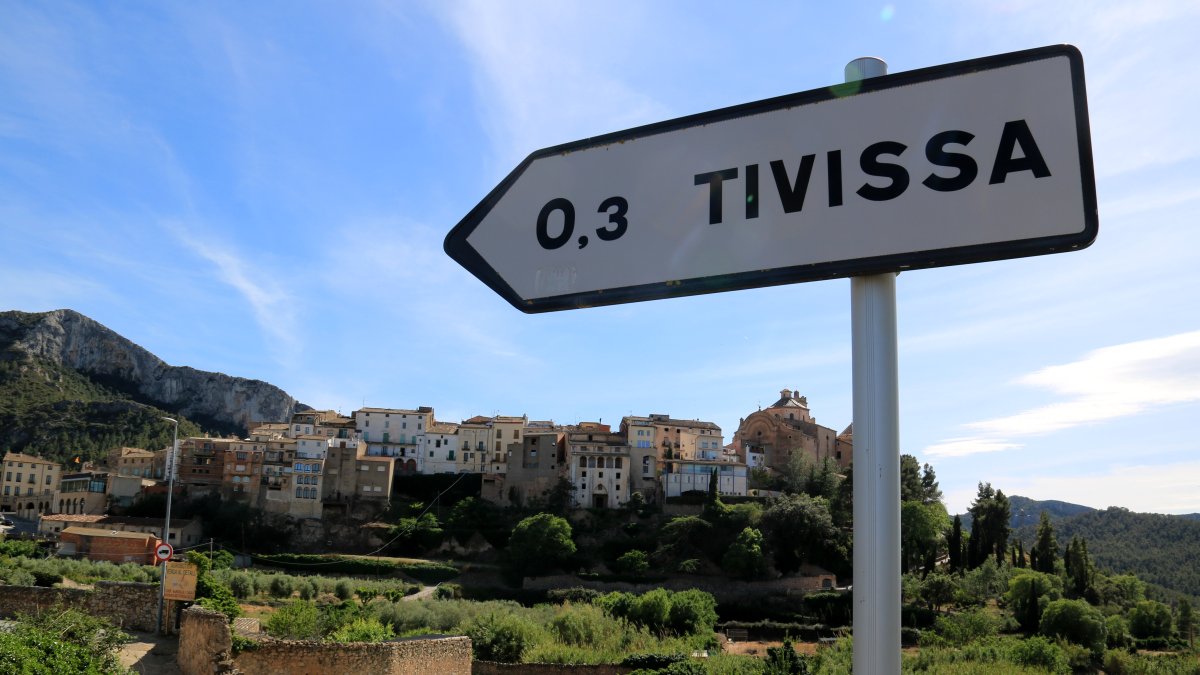 Cartell de Tivissa davant del municipi.