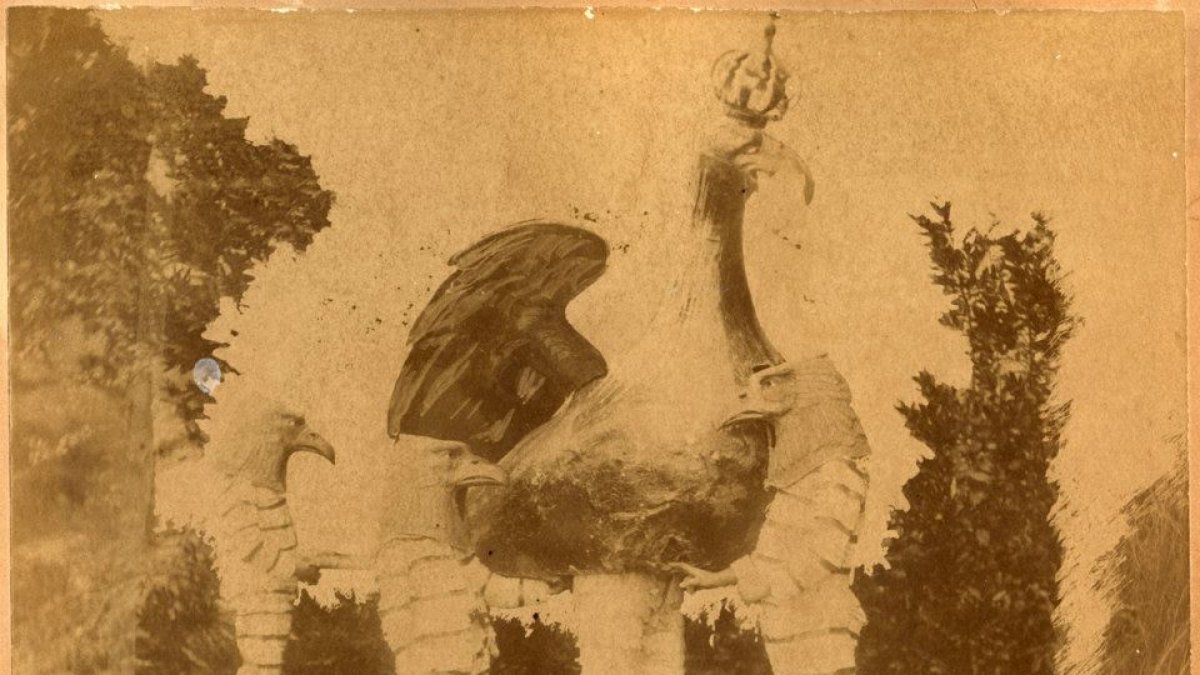 Valls estrena nuevo águila de la ciudad por la Candela