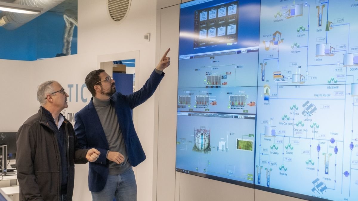 Imagen del gerente y el presidente de Ematsa, Daniel Milan y Nacho García, en el centro de control de la compañía.