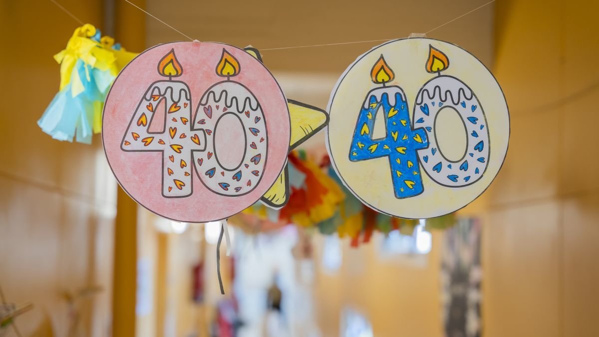 Els passadissos de l'Escola Teresa Miquel i Pàmies s'han guarnit amb motiu del 40è aniversari del centre.