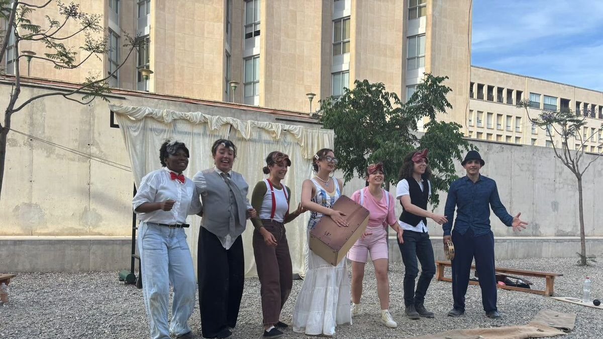 Imatge d'arxiu dels alumnes durant una representació teatral.