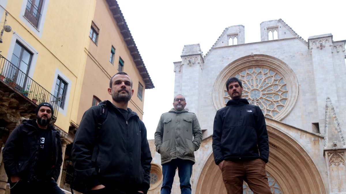 Els quatre integrants de Crim, fotografiats a les escales de la catedral de Tarragona.