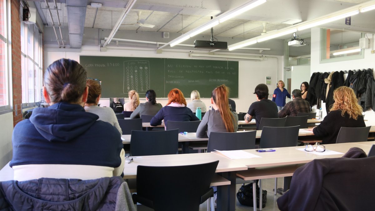 Aspirantes a las oposiciones antes de una de las pruebas en la UPC.