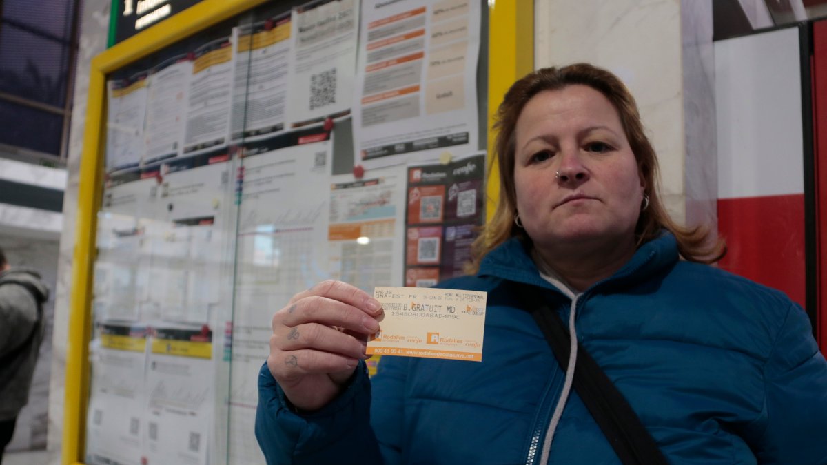 Una treballadora d'una fundació social mostra l'abonament gratuït